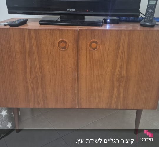 ארון עץ עם טלוויזיה ושלטים, כדורים בסל